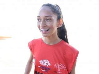Isabelly Gonçalves bateu o recorde para sua idade, na prova de salto em distância (Foto: Paulo Francis)