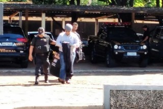 Celso Eder sendo escoltado por policiais federais em novembro do ano passado (Foto: Marcos Ermínio)