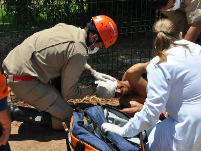 Homem &eacute; encontrado na Via Parque com sinais de espancamento