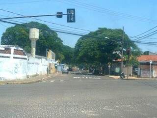 Na 26 de Agosto o semáforo está do lado contrário da via. (Foto: WhatsApp)