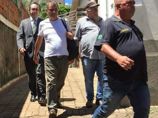 A um dia do prazo, Cesare Battisti coloca tornozeleira eletr&ocirc;nica em MS