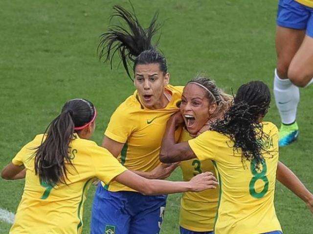 Com gritos de &quot;ol&eacute;&quot;, Brasil vence China em estreia na busca pelo ouro