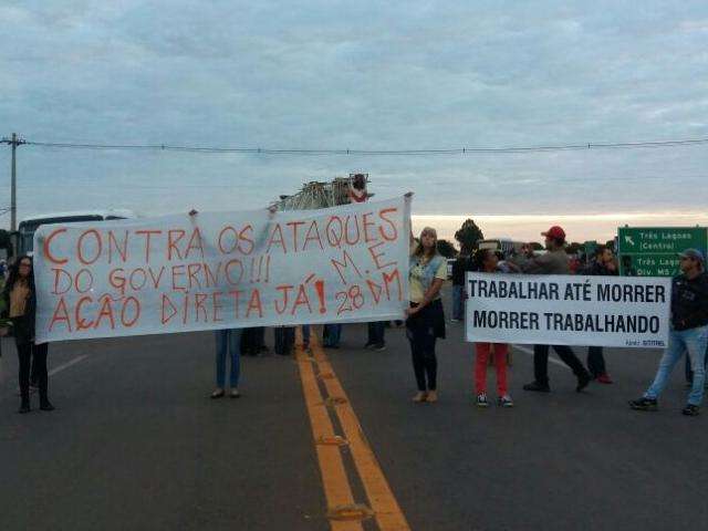 Manifestantes bloqueiam BR-158 em manh&atilde; de protestos no Estado 