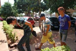 Três foram presos pela Polícia Militar. (Foto: Luciana Brazil)