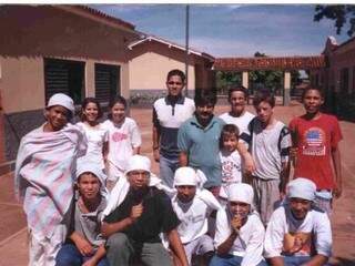 André (abaixado, à esquerda) ao lado da turma de crianças e adolescentes que viviam no Educandário na década de 90. (Foto: Arquivo Pessoal)