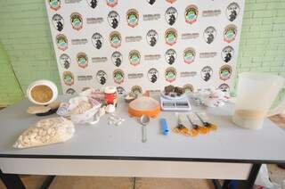 Na casa de Percílio a polícia apreendeu 4 quilos de pasta base de cocaína, uma porção pequena de maconha e petrechos para preparar as paradinhas