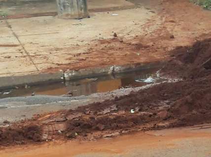 Vizinhos denunciam morador que joga terra na rua e na cal&ccedil;ada do Taquarussu