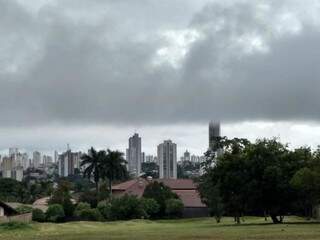 Céu fechado nesta manhã na região do Bairro Itanhangá Park (Foto: Mirian Machado)