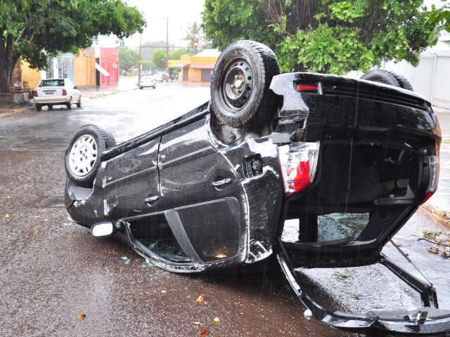  Carro capota e bra&ccedil;o de motorista &eacute; arrastado por metros no asfalto
