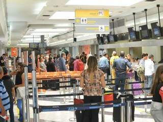 Movimento no saguão do Aeroporto Internacional de Campo Grande (Foto: Alcides Neto / Arquivo)