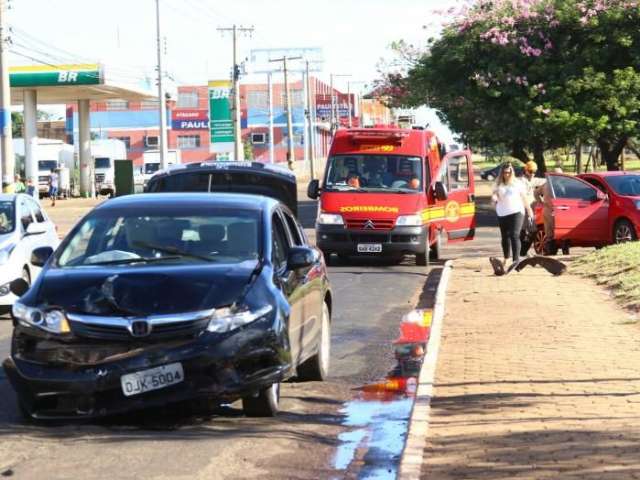 Carro invade preferencial e &eacute; atingido por outro ve&iacute;culo na Costa e Silva