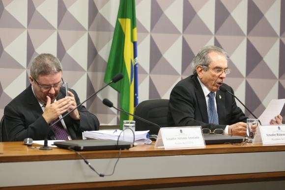 Comiss&atilde;o aprova relat&oacute;rio favor&aacute;vel ao impeachment de Dilma Rousseff