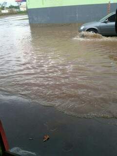 Uma verdade lagoa se formou no cruzamento entre as ruas Mansour Contar com Patrocínio. (Foto:Direto das Ruas)