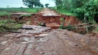 Em Mundo Novo, estrada que dá acesso às fazendas tem uma cratera (Foto: Divulgação)