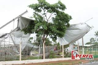 Estrutura utilizada em rodeio no Sindicato Rural foi destruída pelo temporal (Foto: Perfil News)