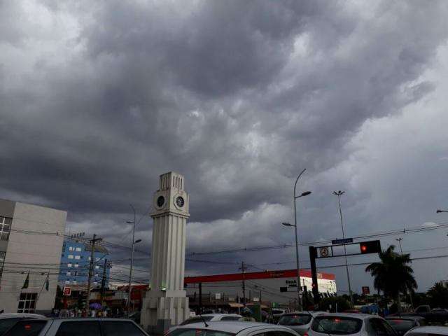 C&eacute;u fica preto nesta tarde e anuncia chuva nas pr&oacute;ximas horas