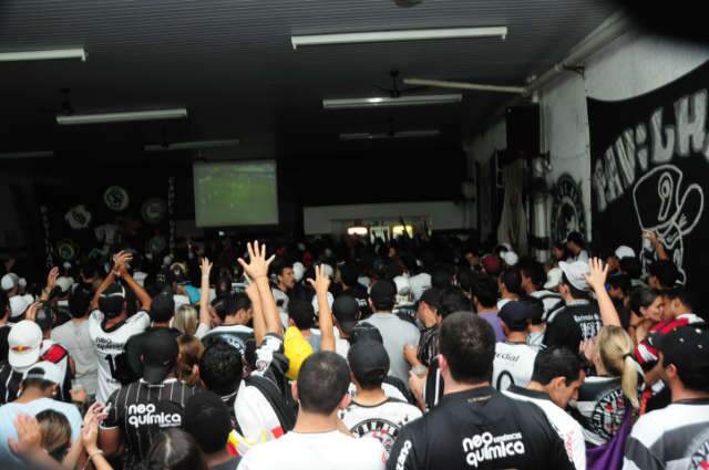  Espalhados por Campo Grande, corintianos sofrem com decis&atilde;o da Libertadores