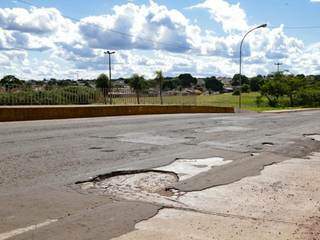 Buraco no asfalto do viaduto da Salgado Filho expõe a lage e pode provocar problemas na estrutura. (Foto: Kisie Ainoã) 
