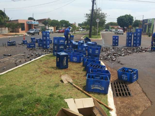 Caminh&atilde;o derruba 70 engradados de cerveja em cruzamento no Parati 