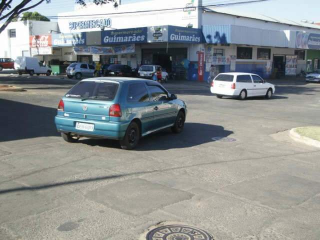  Depois de acidentes, moradores reivindicam instala&ccedil;&atilde;o de sem&aacute;foro em cruzamento 