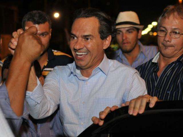 Emocionado, Marquinhos &eacute; recebido por multid&atilde;o em festa no comit&ecirc;