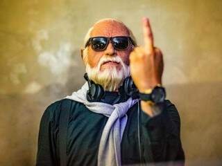 Sem nenhum pudor, Vovô Carlito é super descolado aos &quot;69 anos&quot;. (Foto: Rafael Duarte)