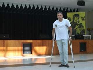 Quase três meses após acidente, Sebastião usa muletas e ainda não tem previsão para voltar a trabalhar. (Foto: Alcides Neto)