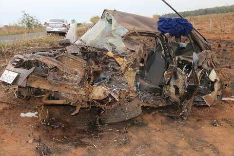 Motorista morre após caminhão invadir contramão e colidir com Parati 