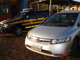 O carro Honda Civic foi parado pela polícia na BR 163 em Mundo Novo (Foto: PRF)