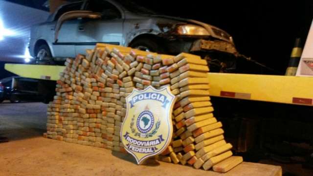 Ao fugir da pol&iacute;cia, homem capota carro carregado com 264 kg de maconha