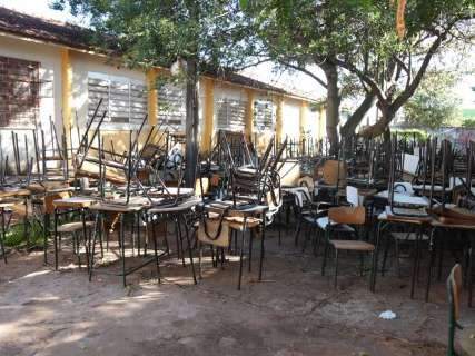 Carteiras e cadeiras ficam expostas ao clima em escola da Capital