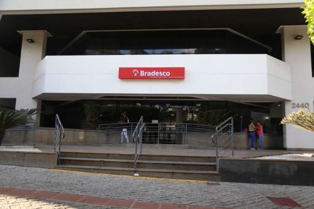 Ag&ecirc;ncias do HSBC amanhecem com placas do Bradesco na Capital