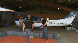 Avião carregado com 11 bolsas de cocaína foi apreendido hoje (Foto: Divulgação)
