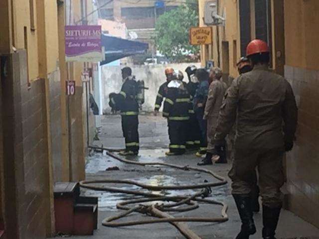 Fogo destr&oacute;i sala comercial de pr&eacute;dio e assusta vizinhos no Centro 