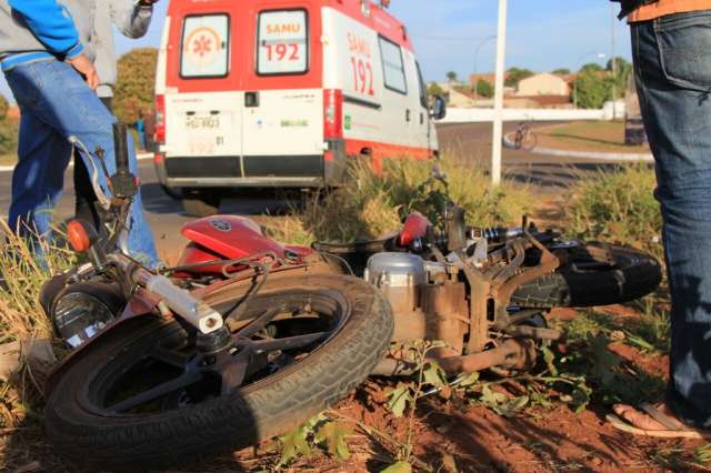 Motociclista se fere em arame farpado ap&oacute;s colis&atilde;o com carro