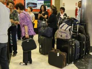 Passageiros aguardam para despachar bagagens no aeroporto de Campo Grande (Foto: Kísie Ainoã)