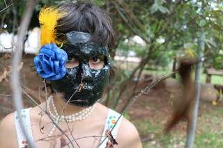 Oficina de máscara foi a atividade escolhida para incentivar a criatividade e expressão feminina (Foto: Kimberly Teodoro)