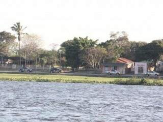 Comunidade de Camilo Peralta, as margens do rio, mas do lado paraguaio. (Foto: Silvio Andrade)