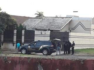 Policiais federais em frente à residência onde funcionava base regional do PCC em Ponta Porã (Foto: Direto das Ruas)