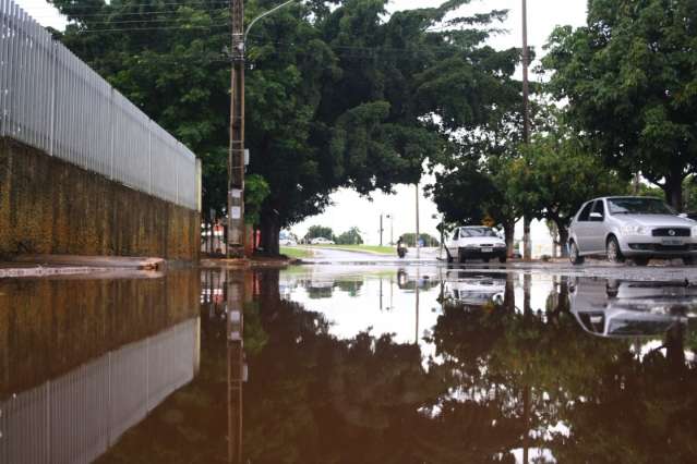 Chuva alaga rua no Jardim Petr&oacute;polis e causa transtorno a moradores