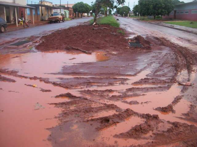  Com obras inacabas, avenida de Selv&iacute;ria fica intransit&aacute;vel, diz leitor