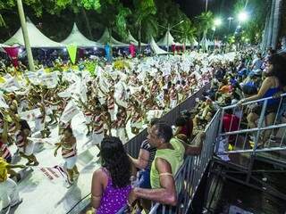 Desfile de Escolas de Samba em Corumbá neste sábado (10). Hoje tem mais. (Foto: Divulgação/Prefeitura Corumbá)
