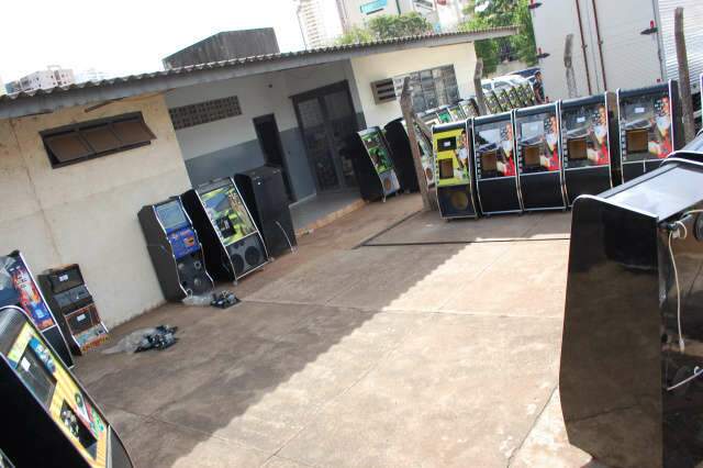 Ação do Gaeco fechou cassinos, recolheu máquinas e prendeu policial