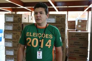 Marciel é o técnico responsável em trocar urnas com defeitos no dia das eleições. (Foto: Marcelo Victor)