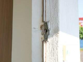 Foragido arromba porta de loja, &eacute; perseguido por vigia e acaba preso