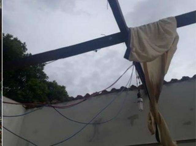 Temporal com vento de 74km destelha casas, derruba &aacute;rvores e fere eletricista