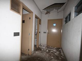 Forro foi destruído, assim como parte dos banheiros (Foto: Saul Schramm)