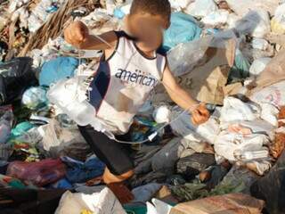 Criança corre risco em meio ao lixão em Novo Horizonte do Sul (Foto: IviNotícias)