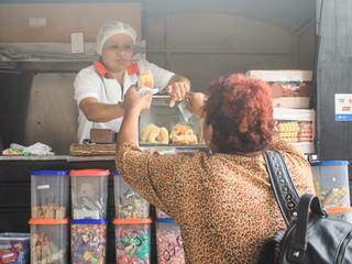 Enquanto cozinha ela também tem que atender os clientes (Foto: Marina Pacheco)