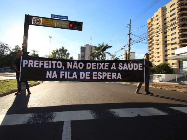 M&eacute;dicos em greve terceirizam &lsquo;protesto&rsquo; e recebem cr&iacute;ticas